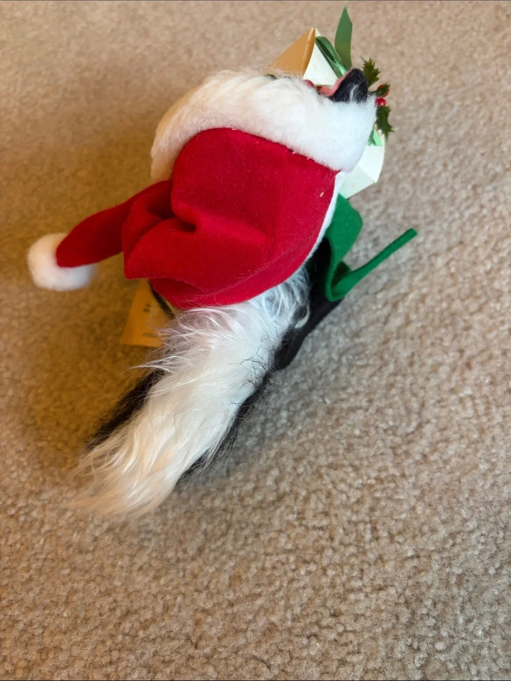 Annalee doll Christmas skunk with present